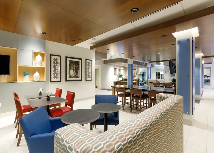 Holiday Inn Express & Suites - Sturbridge By Ihg